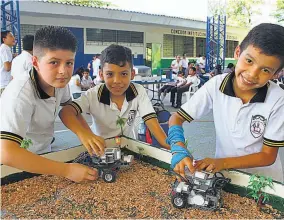  ??  ?? Interés. Se espera que este año 623 clubes de robótica se involucren en las ferias educativas que realiza el Viceminist­erio de Ciencia y Tecnología a escala nacional.