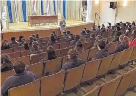  ?? CEDIDA ?? José Luis Quintana explica los detalles a los alumnos del centro.