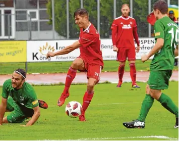  ?? Foto: Rudi Fischer ?? Mehr als ein Tor sprang für die Meringer – hier Harald Kerber (Mitte) – nicht raus, der MSV verlor gegen den Aufsteiger TSV Jetzendorf mit 1:2.