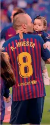  ?? AFP ?? Andrés Iniesta, 34 anni, in campo con la figlia