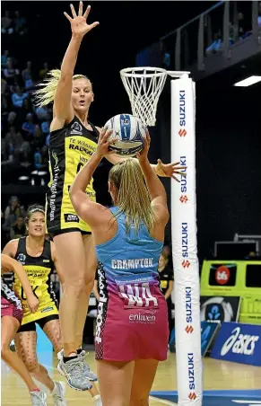  ?? PHOTOSPORT ?? Pulse captain Katrina Rore leaps high to block a pass by Steel’s Gina Crampton during last night’s match.