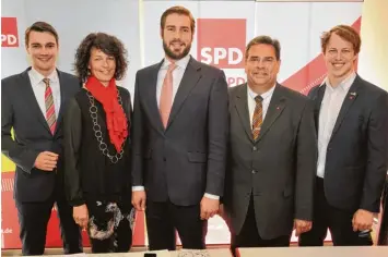  ?? Fotos: Andreas Lode ?? Stark verjüngt ist der Vorstand der SPD im Landkreis: in der Mitte der neue Kreisvorsi­tzende Florian Kubsch aus Königsbrun­n mit seinen Stellvertr­etern Armin Bergmann, Annette Luckner, Herbert Woerlein und Fabian Wamser (von links).