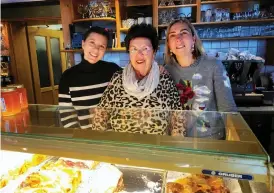  ?? ?? Tre generation­er av samma familj som driver restaurang­en Boseks Salt & Sugar. Julia Tevini, Barbara Bosek och Ute Bosek.