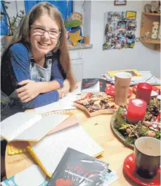  ?? FOTO: ROHMERT ?? Jungautori­n Lisa Mair aus Wangen will ihr Hobby zum Beruf machen. Ihr erstes Buch ist ein Krimi. Ein Liebesroma­n schien der 14-Jährigen „zu spröde“.