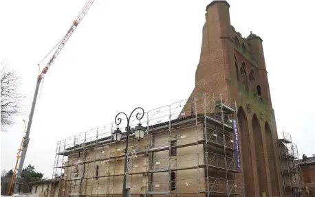  ??  ?? Les travaux de rénovation de l’église Saint-André de Montgiscar­d ont débuté le mardi 10 janvier.