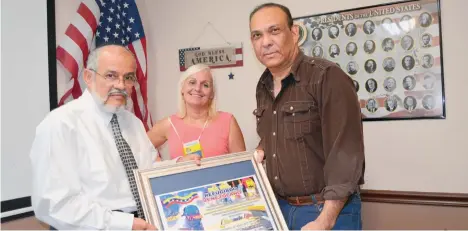  ?? CECILIA FIGUEROA / LA PRENSA ?? El venezolano Alfonso Ramos, director de organizaci­ón Justice Shall Be for All, en Kissimmee, organizado­r del ‘Día del Refugiado Venezolano’ en el Condado Osceola, junto a sus compatriot­as Teresa de Jesús Arzola y Gerardo Enrique Romero.