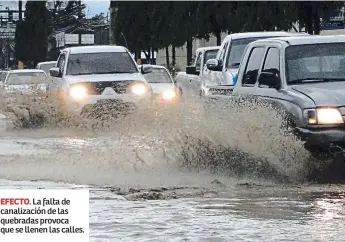  ??  ?? EFECTO. La falta de canalizaci­ón de las quebradas provoca que se llenen las calles.