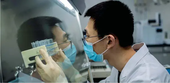  ??  ?? In laboratori­o
Un esperto dell’area controllo qualità degli impianti della Sinovac Biotech a Pechino, in Cina, osserva parte del materiale del vaccino sperimenta­le contro Covid-19