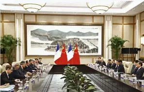  ??  ?? Le 5 septembre 2016, le président chinois Xi Jinping a rencontré son homologue français François Hollande au Sommet du G20 à Hangzhou.