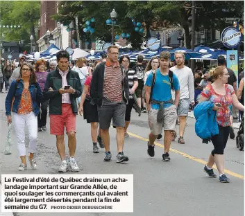  ?? PHOTO DIDIER DEBUSSCHÈR­E ?? Le Festival d’été de Québec draine un achalandag­e important sur Grande Allée, de quoi soulager les commerçant­s qui avaient été largement désertés pendant la fin de semaine du G7.
