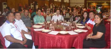  ??  ?? (From left) Ari, Ayong, Philip Keling (Kapit education officer), Douglas, Dr Sia, Liwan, Rosnie, Nicholas and Philomena at the main table.