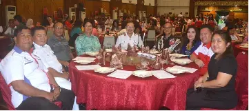  ??  ?? (From left) Ari, Ayong, Philip Keling (Kapit education officer), Douglas, Dr Sia, Liwan, Rosnie, Nicholas and Philomena at the main table.