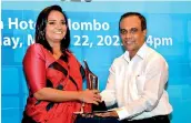  ?? ?? Best Environmen­tal reporter of the Year (2020): Kamanthi Wickramasi­nghe of the Daily Mirror receives the award from Ranjith Ananda Jayasinghe, member of The Editors’ Guild of Sri Lanka