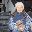  ?? FOTO: SUSI WEBER ?? Einen Barbarazwe­ig gab es für alle, die beim Auftakt des diesjährig­en Lebendigen Adventskal­enders der Kirchengem­einde St. Ulrich mit dabei waren. Überreicht wurde er von Seraphina Kauf und ihrem Vater.