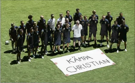  ?? FOTO: EFE ?? Los jugadores de Suecia posaron ayer junto a una pancarta de apoyo a Christian Eriksen con el lema ‘Kämpa Christian’ (‘Lucha Christian’)