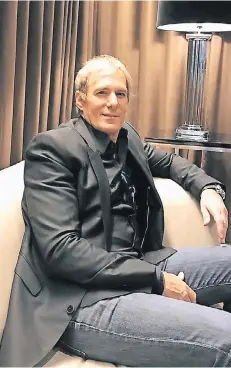  ?? RP-FOTO: NIC ?? Michael Bolton gestern im Hotel Radisson Blu in Golzheim auf einem Sofa. Der Star hatte vorher einen TV-Auftritt.