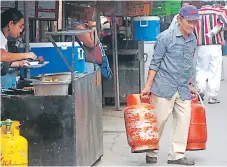  ??  ?? USO. El gas LPG doméstico es utilizado en pequeños emprendimi­entos de comidas y en la mayoría de los hogares.