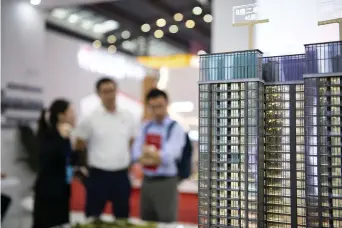  ??  ?? 2019 年 8月，深圳房博会房企展出的­楼盘模型。