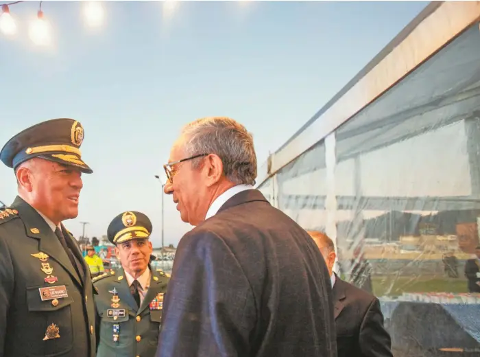  ??  ?? De izquierda a derecha: el general Luis Fernando Navarro; el general Eduardo Enrique Zapateiro, comandante del Ejército; y Darío Acevedo, director del CNMH, en el acto de inauguraci­ón del Museo de la Memoria en Bogotá, el pasado 5 de febrero