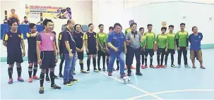  ??  ?? SEPAK MULA: Romeo melakukan sepak mula perasmian Pertanding­an Futsal Terbuka Lelaki dan Wanita sempena LISUS Bahagian Sibu 2018.