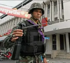  ?? — AFP ?? Out of order: A Thai soldier using a GT200 detector as he patrols the streets of Yala, in Thailand’s restive south.