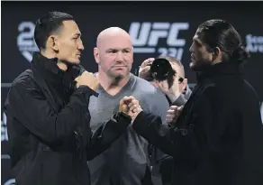  ?? NATHAN DENETTE/THE CANADIAN PRESS ?? UFC president Dana White, centre, watches as UFC featherwei­ght champ Max Holloway, left, and challenger Brian Ortega face off in Toronto on Wednesday ahead of UFC 231.