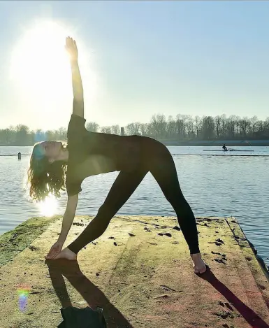  ?? (foto Duilio Piaggesi/Fotogramma) ?? Geometria perfetta Una ragazza pratica yoga sulle rive dell’Idroscalo