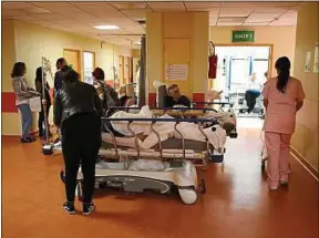  ??  ?? Certains hôpitaux pourraient ne plus ouvrir leur service d’urgences 24/24 h.