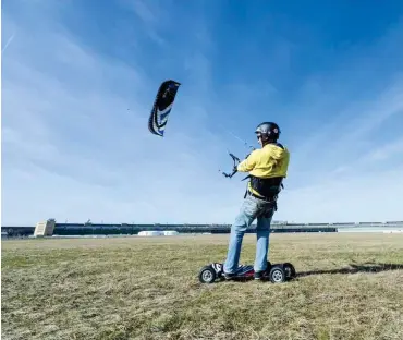  ?? Foto: dpa/Christophe Gateau ?? Kite-Surfen mitten in der Stadt? Diese Freiheit bietet weltweit nur Berlin mit dem Tempelhofe­r Feld.