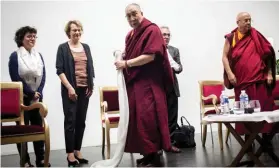  ??  ?? Pas de côté.
Le dalaï-lama, accompagné de Matthieu Ricard (à dr.) à l’Institut national des langues et civilisati­ons orientales, en septembre 2016. Invité également par Sciences Po, il aurait dû inaugurer le programme Emouna de « dialogue entre les religions ». Une visite subitement annulée.