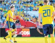  ?? FOTOS: AFP ?? Paolo Guerrero ensaya una chilena ante tres defensores suecos.