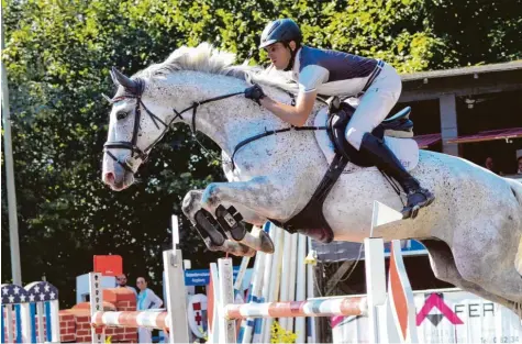  ??  ?? Patrick Afflerbach vom Fohlenhof Königsbrun­n krönte sich bei den Springreit­ertagen im Reitpark Mergenthau zum „König von Kissing“. Er siegte auf seinem Pferd Luigi, erhielt einen schönen Pokal und 1000 Euro Preisgeld. Foto: Peter Kleist