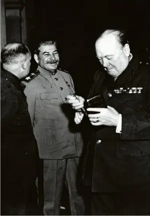 ?? Photo Usis-Dite. Leemage ?? Le 14 février 1945, Churchill et Staline à Yalta.