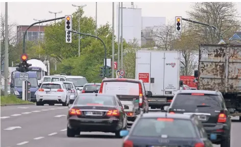  ?? RP-ARCHIV: TL ?? Die Untergath ohne grüne Welle: Vor den Ampeln kommt es zu Stop-an-Go-Verkehr.