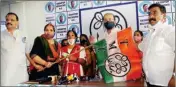  ?? PIC/MPOST ?? BJP’s North Kolkata Mahila Morcha president Sudha Kumari Gupta and 20 other saffron party workers joined Trinamool on Monday