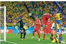  ?? FOTO: BLACKWELL/DPA ?? Thiago Silva (rechts, gelbes Trikot) wuchtet den Ball per Kopf zum 2:0 der Brasiliane­r gegen Serbien ins Tor von Vladimir Stojkovic.