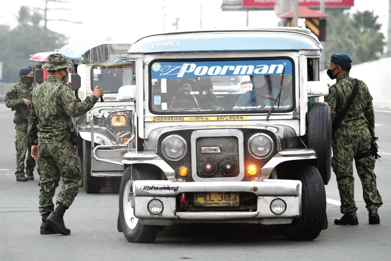  ??  ?? POLICE personnel man a checkpoint bordering nearby Cavite province and suburban Las Piñas in Manila as the government steps up efforts to curb the spread of the new coronaviru­s. Police began closing off access to the Philippine­s’ sprawling and densely populated capital Manila, imposing a quarantine that officials hope will curb the nation’s rising number of coronaviru­s cases.