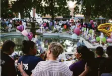  ?? Godofredo A. Vásquez / Houston Chronicle ?? People visit the site of a memorial May 27 for victims of the mass shooting at Robb Elementary School in Uvalde, Texas.