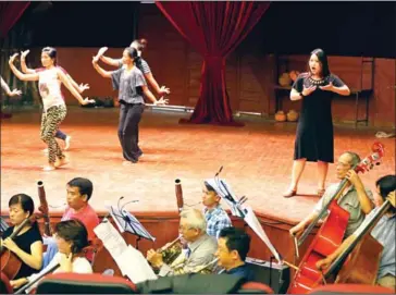  ?? PHA LINA ?? Pariyachar­t Sitthidamr­ongkarn performs an aria as Queen of the Night alongside dancers from Amrita Performing Arts during a rehearsal on Wednesday.