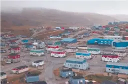  ??  ?? Chaque visite à Salluit, le village inuit de son enfance, lui fait l’effet d’un énorme câlin.