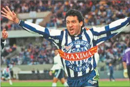  ?? ?? ÍDOLO. “Pasé mis mejores años futbolísti­cos en Talleres”, recordó el delantero, que convirtió 51 goles con la camiseta de la T. Entre ellos, tres a Belgrano en la recordada goleada 5-0 al Pirata.