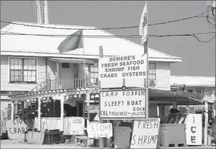  ??  ?? Fishermen along southern Louisana’s Bayou Lafourche supply fresh seafood to Cajun Food Trail restaurant­s.