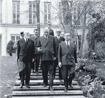  ?? FOTO: AFP ?? Die ENA wurde 1945 auf Betreiben des damaligen Präsidente­n, Charles de Gaulle (Mitte), gegründet. 1959 besuchte er die Schule gemeinsam mit dem Premiermin­ister Michel Debré (rechts) und dem Politiker René Cassin (links).