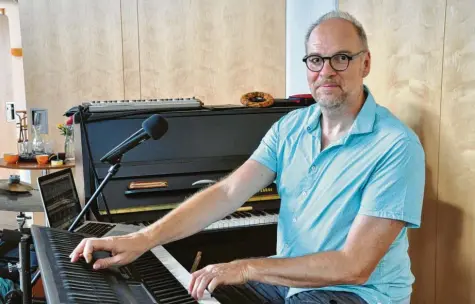  ?? Foto: ?? Der Friedberge­r Musiker Fred Brunner ist von Corona doppelt getroffen. Nicht allein seine Arbeit beim Diedorfer Theater Eukitea leidet. Trotzdem gibt er den Mut nicht auf und nutzt die Zeit für andere Dinge – etwa die Steuererkl­ärung.