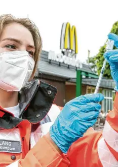  ?? Foto: Ralf Lienert ?? In Kempten fand unlängst eine Sonderimpf­aktion vor einem Fast‰Food‰Restaurant statt – mit überschaub­arem Erfolg.