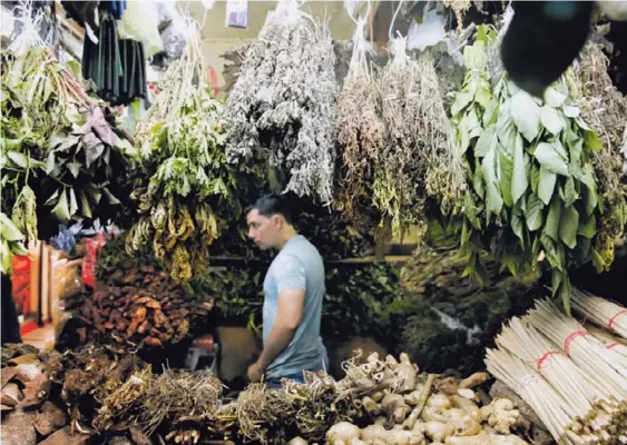  ?? ADRIÁN SOTO/ ARCHIVO ?? En tramos del Mercado Central de San José se pueden hallar productos naturales que al parecer ayudan a aliviar enfermedad­es.