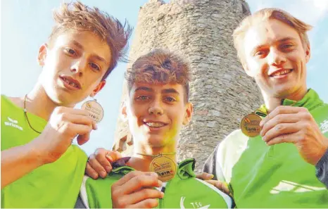  ?? FOTO: VEREIN ?? Zeigen stolz ihre Medaillen ( von links) Alessio Röhr, Antonio Melino und Luca Dilger.