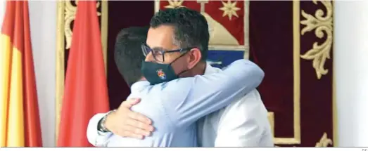  ?? D.C. ?? Miguel Molina, alcalde de Barbate, se funde en un abrazo con el último concejal dimitido de su equipo de Gobierno, Javier Rodríguez.