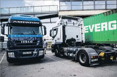  ?? LLIBERT TEIXIDÓ ?? Dos camiones que participan en una prueba piloto del Port de Barcelona con motores de gas natural