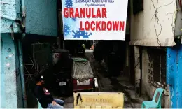  ?? (JOEY O. RAZON/PNA) ?? A village watchman guards a checkpoint at a street on Block 41 in Barangay Addition Hills in Mandaluyon­g City on Saturday (March 13, 2021).